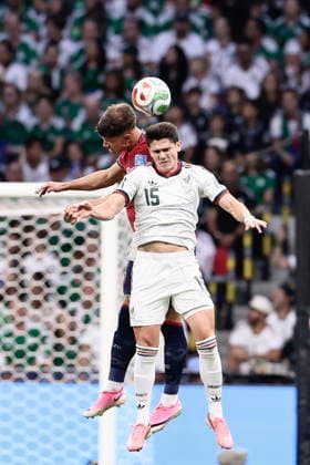 FIFA World Cup, WM, Weltmeisterschaft, Fussball 2026 - Group A - Czech Republic vs Mexico Adam Hlozek (back) of Czech Republic in action against Israel Reyes of Mexico during the FIFA World Cup 2026 group stage match Czech Republic against Mexico in Mexico City, Mexico, 24 June 2026. Ciudad de Mexico Mexico  Copyright: xJOSExMENDEZx