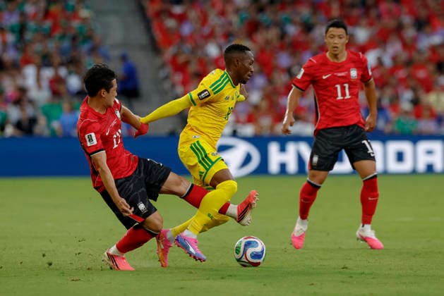 June 24, 2026, Guadalupe, Nuevo Leon, Mexico: S. Sithole (C) of South Africa battles for possession ball with O. Hyeongyu (L) of Korea Republic, during the match between South Africa and Korea Republic for the 3rd round of the group A of the FIFA World Cup, WM, Weltmeisterschaft, Fussball 2026, at Monterrey Stadium. Guadalupe Mexico - ZUMAo125 20260624_zip_o125_013 Copyright: xAntonioxOjedax