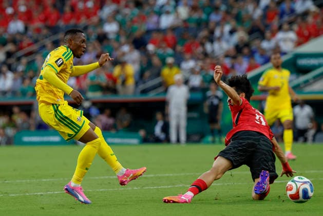June 24, 2026, Guadalupe, Nuevo Leon, Mexico: T. Maseko (L) of South Africa battles for possession ball with L.Gihyuk (R) of Korea Republic, during the match between South Africa and Korea Republic for the 3rd round of the group A of the FIFA World Cup, WM, Weltmeisterschaft, Fussball 2026, at Monterrey Stadium. FIFA World Cup 2026: South Africa Vs Korea Republic  - ZUMAo125 20260624_zip_o125_014 Copyright: xAntonioxOjedax
