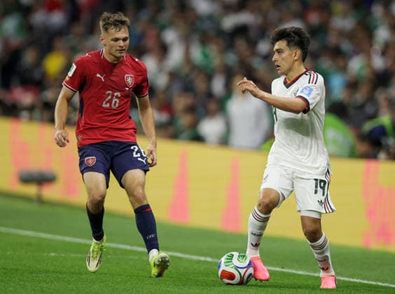 Czechia v Mexico - FIFA World Cup, WM, Weltmeisterschaft, Fussball 2026 - Group A MEXICO CITY, MEXICO - JUNE 24: Denis Visinsky (26) of Czechia in action against Gilberto Mora of Mexico during 2026 FIFA World Cup First Stage Group A match between Czechia and Mexico at Estadio Azteca (Mexico Stadium) in Mexico City, Mexico on June 24, 2026. Luciano Gonzalez Anadolu Mexico City Mexico. Editorial use only. Please get in touch for any other usage.  Copyright: x2026xAnadoluxLucianoxGonzalezx