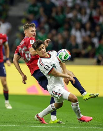 Czechia v Mexico - FIFA World Cup, WM, Weltmeisterschaft, Fussball 2026 - Group A MEXICO CITY, MEXICO - JUNE 24: Denis Visinsky (26) of Czechia in action against Gilberto Mora of Mexico during 2026 FIFA World Cup First Stage Group A match between Czechia and Mexico at Estadio Azteca (Mexico Stadium) in Mexico City, Mexico on June 24, 2026. Luciano Gonzalez Anadolu Mexico City Mexico. Editorial use only. Please get in touch for any other usage.  Copyright: x2026xAnadoluxLucianoxGonzalezx