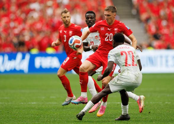 June 24, 2026, Vancouver, British Columbia, Canada: Michel Aebischer 20 of Switzerland controls the ball during the FIFA World Cup, WM, Weltmeisterschaft, Fussball 2026 Group B match between Switzerland and Canada at BC Place Vancouver. Vancouver Canada - ZUMAc132 20260624_fap_c132_021 Copyright: xAndrewxChinx