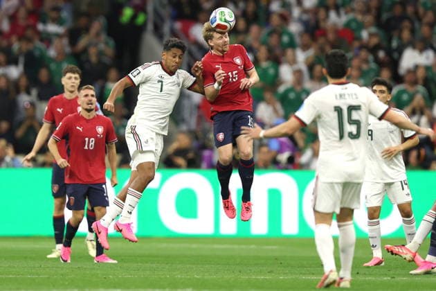FIFA World Cup, WM, Weltmeisterschaft, Fussball 2026 - Group A - Czech Republic vs Mexico Pavel Sulc (C) of Czech Republic vies for the ball with Luis Romo of Mexico during the FIFA World Cup 2026 group stage match Czech Republic against Mexico in Mexico City, Mexico, 24 June 2026. MEXICO CITY Mexico  Copyright: xISAACxESQUIVELx