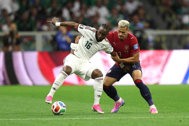 FIFA World Cup, WM, Weltmeisterschaft, Fussball 2026 - Group A - Czech Republic vs Mexico Tomas Holes (R) of Czech Republic vies for the ball with Julian Quinones of Mexico during the FIFA World Cup 2026 group stage match Czech Republic against Mexico in Mexico City, Mexico, 24 June 2026. MEXICO CITY Mexico  Copyright: xISAACxESQUIVELx