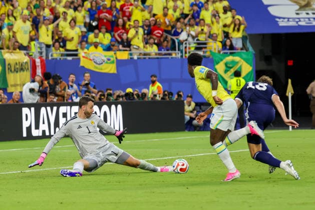 MIAMI GARDENS, FL - JUNE 24: Vinicius Junior 7 of Brazil shoots on goal as Angus Gunn 1 of Scotland saves the ball with his feet during a FIFA World Cup, WM, Weltmeisterschaft, Fussball 2026 Group C match between Scotland and Brazil on June 24,2026 at Miami Stadium, in Miami Gardens, Fla.(Photo by Chris Arjoon Icon Sportswire) SOCCER: JUN 24 FIFA World Cup 26 Group C - Scotland vs Brazil EDITORIAL USE ONLY Icon26062400100024