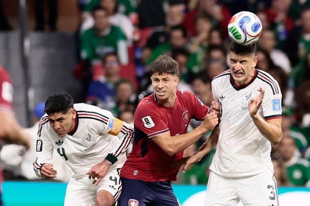 FIFA World Cup, WM, Weltmeisterschaft, Fussball 2026 - Group A - Czech Republic vs Mexico Adam Hlozek (C) of Czech Republic vies for the ball with Edson Alvarez (L) and Cesar Monte of Mexico during the FIFA World Cup 2026 group stage match Czech Republic against Mexico in Mexico City, Mexico, 24 June 2026. MEXICO CITY Mexico  Copyright: xJOSExMENDEZx