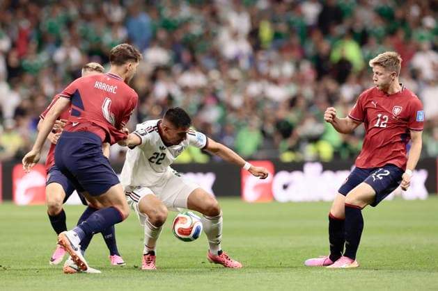 FIFA World Cup, WM, Weltmeisterschaft, Fussball 2026 - Group A - Czech Republic vs Mexico Robin Hranac (L) of Czech Republic vies for the ball with Guillermo Martinez of Mexico during the FIFA World Cup 2026 group stage match Czech Republic against Mexico in Mexico City, Mexico, 24 June 2026. MEXICO CITY Mexico  Copyright: xJOSExMENDEZx