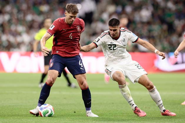 FIFA World Cup, WM, Weltmeisterschaft, Fussball 2026 - Group A - Czech Republic vs Mexico Robin Hranac (L) of Czech Republic vies for the ball with Guillermo Martinez of Mexico during the FIFA World Cup 2026 group stage match Czech Republic against Mexico in Mexico City, Mexico, 24 June 2026. MEXICO CITY Mexico  Copyright: xJOSExMENDEZx