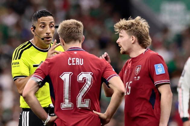 FIFA World Cup, WM, Weltmeisterschaft, Fussball 2026 - Group A - Czech Republic vs Mexico Argentine referee Yael Falcon (L) talks with Lukas Cerv (C) and Pavel Sulc of Czech Republic during the FIFA World Cup 2026 group stage match Czech Republic against Mexico in Mexico City, Mexico, 24 June 2026. MEXICO CITY Mexico  Copyright: xJOSExMENDEZx