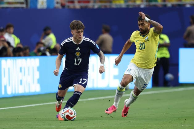 MIAMI GARDENS, FL - JUNE 24: Scotland midfielder Ben Gannon-Doak (17) controls the ball as Brazil midfielder Lucas Paqueta (20) pressures in the first half during the FIFA World Cup, WM, Weltmeisterschaft, Fussball 2026 Group C match between Scotland and Brazil on Wednesday, June 24, 2026 at Miami Stadium in Miami Gardens, FL (Photo by Peter Joneleit Icon Sportswire) SOCCER: JUN 24 FIFA World Cup 26 Group C - Scotland vs Brazil EDITORIAL USE ONLY Icon260624085