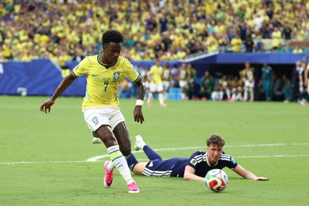 MIAMI GARDENS, FL - JUNE 24: Brazil forward Vinicius Junior (7) scores a goal as Scotland defender Jack Hendry (13) looks on in the first half xduring the FIFA World Cup, WM, Weltmeisterschaft, Fussball 2026 Group C match between Scotland and Brazil on Wednesday, June 24, 2026 at Miami Stadium in Miami Gardens, FL (Photo by Peter Joneleit Icon Sportswire) SOCCER: JUN 24 FIFA World Cup 26 Group C - Scotland vs Brazil EDITORIAL USE ONLY Icon260624088