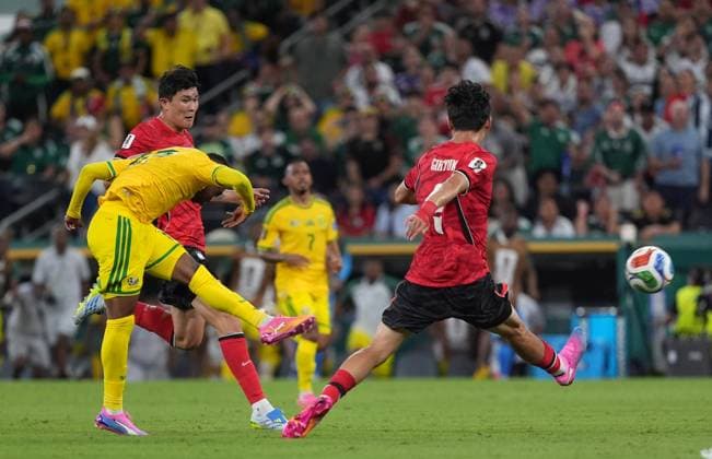 South Africa v South Korea - FIFA World Cup, WM, Weltmeisterschaft, Fussball 2026 - Group A MONTERREY, MEXICO - JUNE 24: Thapelo Maseko (L) of South Africa in action against Lee Ki-hyuk (R) of South Korea during the 2026 FIFA World Cup First Stage Group A match between South Africa and South Korea at Estadio BBVA (Monterrey Stadium) in Monterrey, Mexico on June 24, 2026. Juancho Torres Anadolu Nuevo Leon Mexico. Editorial use only. Please get in touch for any other usage.  Copyright: x2026xAnadoluxJuanchoxTorresx
