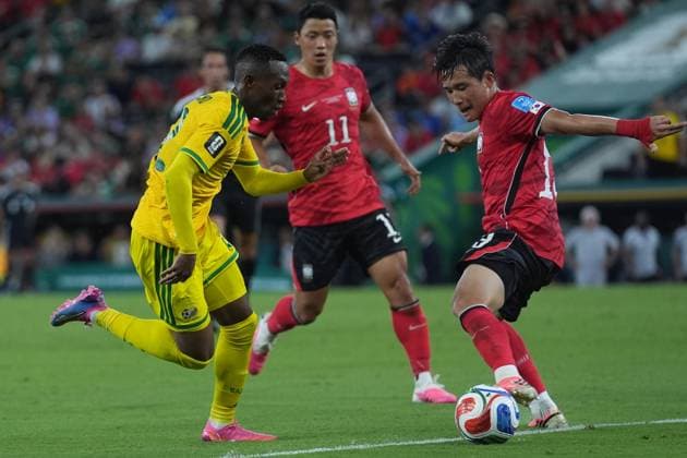 South Africa v South Korea - FIFA World Cup, WM, Weltmeisterschaft, Fussball 2026 - Group A MONTERREY, MEXICO - JUNE 24: Thapelo Maseko (12) of South Africa in action against Lee Ki-hyuk (3) of South Korea during the 2026 FIFA World Cup First Stage Group A match between South Africa and South Korea at Estadio BBVA (Monterrey Stadium) in Monterrey, Mexico on June 24, 2026. Juancho Torres Anadolu Nuevo Leon Mexico. Editorial use only. Please get in touch for any other usage.  Copyright: x2026xAnadoluxJuanchoxTorresx