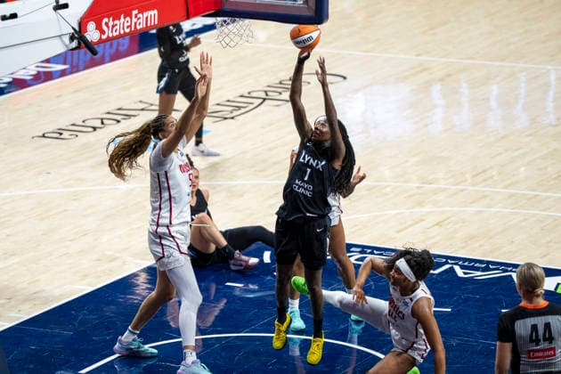 WASHINGTON, DC - JUNE 24: forward Natasha Howard 1 of the Minnesota Lynx shoots a layup during a WNBA, Basketball Damen, USA game between the Washington Mystics and the Minnesota Lynx on June 24, 2026 at CareFirst Arena in Washington, DC. (Photo by Ben Hsu Icon Sportswire) WNBA: JUN 24 Minnesota Lynx at Washington Mystics EDITORIAL USE ONLY Icon224260624082