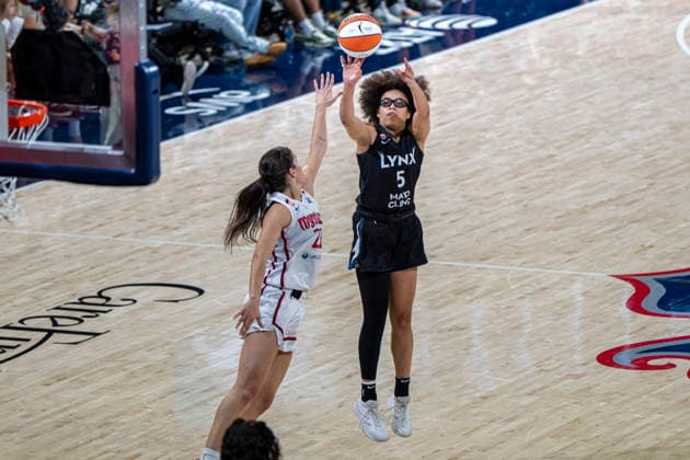 WASHINGTON, DC - JUNE 24: Olivia Miles 5 of the Minnesota Lynx shoots a 3-point shot while being guarded by Sonia Citron 22 of the Washington Mystics during a WNBA, Basketball Damen, USA game between the Washington Mystics and the Minnesota Lynx on June 24, 2026 at CareFirst Arena in Washington, DC. (Photo by Ben Hsu Icon Sportswire) WNBA: JUN 24 Minnesota Lynx at Washington Mystics EDITORIAL USE ONLY Icon224260624084