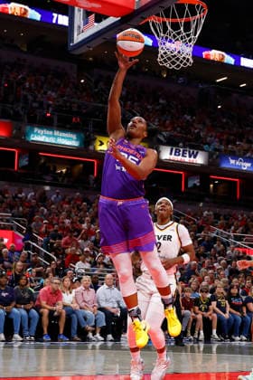 INDIANAPOLIS, IN - JUNE 24: Phoenix Mercury forward Alyssa Thomas (25) goes up with her shot from the lane in the first half of play during a WNBA, Basketball Damen, USA game between the Phoenix Mercury and the Indiana Fever on June 24, 2026 at Gainbridge Fieldhouse in Indianapolis, IN. (Photo by Jeffrey Brown Icon Sportswire) WNBA: JUN 24 Phoenix Mercury at Indiana Fever EDITORIAL USE ONLY Icon002626007