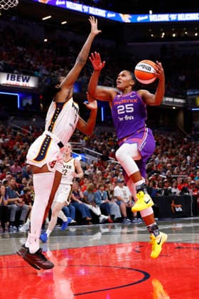 INDIANAPOLIS, IN - JUNE 24: Phoenix Mercury forward Alyssa Thomas (25) drives down the lane and goes up with her shot while defended by Indiana Fever center-forward Aliyah Boston (7) in the second quarter of play during a WNBA, Basketball Damen, USA game between the Phoenix Mercury and the Indiana Fever on June 24, 2026 at Gainbridge Fieldhouse in Indianapolis, IN. (Photo by Jeffrey Brown Icon Sportswire) WNBA: JUN 24 Phoenix Mercury at Indiana Fever EDITORIAL USE ONLY Icon002626011