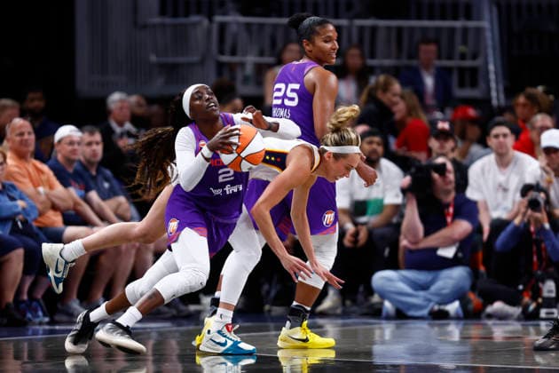 INDIANAPOLIS, IN - JUNE 24: Indiana Fever guard Lexie Hull (10) is fouled as she fights through then pick set by Phoenix Mercury forward Alyssa Thomas (25) in the second half of play during a WNBA, Basketball Damen, USA game between the Phoenix Mercury and the Indiana Fever on June 24, 2026 at Gainbridge Fieldhouse in Indianapolis, IN. (Photo by Jeffrey Brown Icon Sportswire) WNBA: JUN 24 Phoenix Mercury at Indiana Fever EDITORIAL USE ONLY Icon002626014