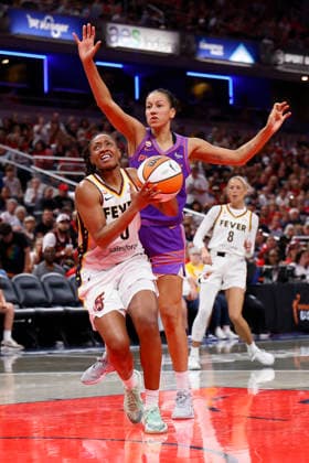 INDIANAPOLIS, IN - JUNE 24: Indiana Fever guard Kelsey Mitchell (0) drives down the lane while defined by Phoenix Mercury forward Noemie Brochant (1) in the second half of play during a WNBA, Basketball Damen, USA game between the Phoenix Mercury and the Indiana Fever on June 24, 2026 at Gainbridge Fieldhouse in Indianapolis, IN. (Photo by Jeffrey Brown Icon Sportswire) WNBA: JUN 24 Phoenix Mercury at Indiana Fever EDITORIAL USE ONLY Icon002626019
