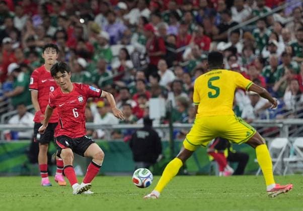 South Africa v South Korea - FIFA World Cup, WM, Weltmeisterschaft, Fussball 2026 - Group A MONTERREY, MEXICO - JUNE 24: Thalente Mbatha (5) of South Africa in action against Hwang In-beom (6) of South Korea during the 2026 FIFA World Cup First Stage Group A match between South Africa and South Korea at Estadio BBVA (Monterrey Stadium) in Monterrey, Mexico on June 24, 2026. Juancho Torres Anadolu Nuevo Leon Mexico. Editorial use only. Please get in touch for any other usage.  Copyright: x2026xAnadoluxJuanchoxTorresx