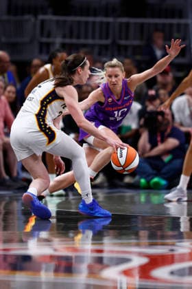 INDIANAPOLIS, IN - JUNE 24: Phoenix Mercury guard Lexi Held (10) tries to defend Indiana Fever guard Caitlin Clark (22) as she make a move to the basket and steps back to shoot the three pointer in the first half of play during a WNBA, Basketball Damen, USA game between the Phoenix Mercury and the Indiana Fever on June 24, 2026 at Gainbridge Fieldhouse in Indianapolis, IN. (Photo by Jeffrey Brown Icon Sportswire) WNBA: JUN 24 Phoenix Mercury at Indiana Fever EDITORIAL USE ONLY Icon002626025