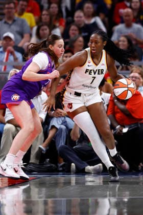INDIANAPOLIS, IN - JUNE 24: Indiana Fever center-forward Aliyah Boston (7) backs down into Phoenix Mercury forward Marta Suarez (77) in the first half of play during a WNBA, Basketball Damen, USA game between the Phoenix Mercury and the Indiana Fever on June 24, 2026 at Gainbridge Fieldhouse in Indianapolis, IN. (Photo by Jeffrey Brown Icon Sportswire) WNBA: JUN 24 Phoenix Mercury at Indiana Fever EDITORIAL USE ONLY Icon002626027