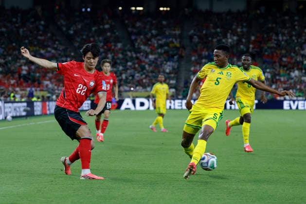 June 24, 2026, Guadalupe, Nuevo Leon, Mexico: S. Youngwoo (L) of Korea Republic battles for possession ball with T. Mbatha (R) of South Africa, during the match between South Africa and Korea Republic for the 3rd round of the group A of the FIFA World Cup, WM, Weltmeisterschaft, Fussball 2026, at Monterrey Stadium. FIFA World Cup 2026: South Africa Vs Korea Republic  - ZUMAo125 20260624_zip_o125_019 Copyright: xAntonioxOjedax