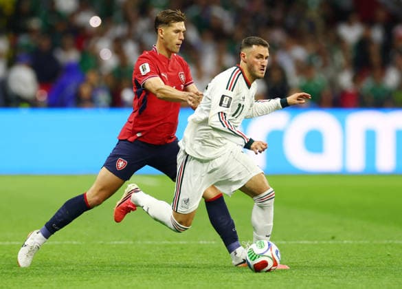Mexico s Santiago Gimenez (11) keeps the ball from Czechia s Robin Hranac in the second half of a FIFA World Cup, WM, Weltmeisterschaft, Fussball match at Mexico City Stadium in Mexico City, Mexico, on Wednesday, June 24, 2026.  MEX20260624810 CHRISTIANxBRUNSKILL