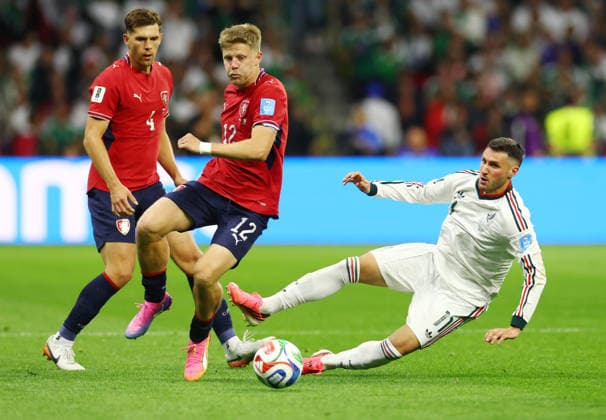 Mexico s Santiago Gimenez (11) goes down as he fights for the ball with Czechia s Lukas Cerv in the second half of a FIFA World Cup, WM, Weltmeisterschaft, Fussball match at Mexico City Stadium in Mexico City, Mexico, on Wednesday, June 24, 2026.  MEX20260624811 CHRISTIANxBRUNSKILL
