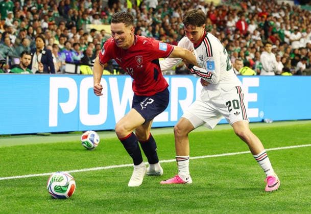 Czechia s Lukas Provod (17) fights for the ball with Mexico s Mateo Chavez in the second half of a FIFA World Cup, WM, Weltmeisterschaft, Fussball match at Mexico City Stadium in Mexico City, Mexico, on Wednesday, June 24, 2026.  MEX20260624812 CHRISTIANxBRUNSKILL
