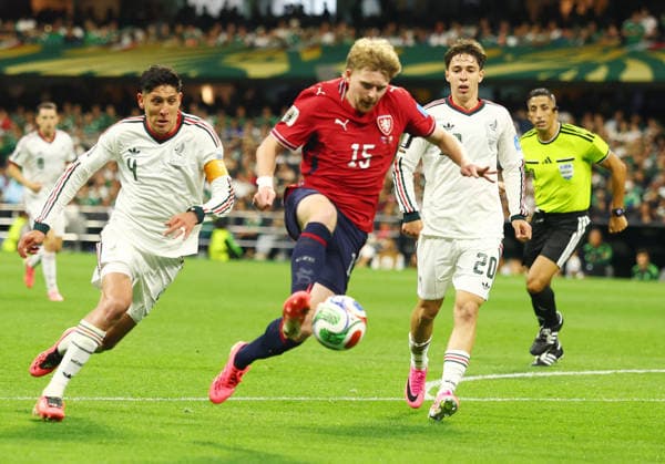 Czechia s Pavel Sulc (15) charges past Mexico s Edson Alvarez and Mateo Chavez in the second half of a FIFA World Cup, WM, Weltmeisterschaft, Fussball match at Mexico City Stadium in Mexico City, Mexico, on Wednesday, June 24, 2026.  MEX20260624814 CHRISTIANxBRUNSKILL