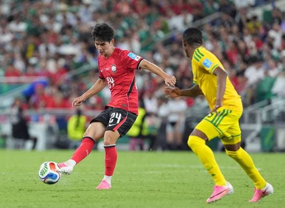 South Africa v South Korea - FIFA World Cup, WM, Weltmeisterschaft, Fussball 2026 - Group A MONTERREY, MEXICO - JUNE 24: Kim Jin-gyu (24) of South Korea in action during the 2026 FIFA World Cup First Stage Group A match between South Africa and South Korea at Estadio BBVA (Monterrey Stadium) in Monterrey, Mexico on June 24, 2026. Juancho Torres Anadolu Nuevo Leon Mexico. Editorial use only. Please get in touch for any other usage.  Copyright: x2026xAnadoluxJuanchoxTorresx