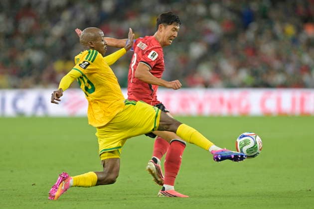 FIFA World Cup, WM, Weltmeisterschaft, Fussball 2026 - Group A - South Africa vs South Korea Khuliso Mudau (L) of South Africa in action against Park Jin-seob (R) of South Korea of during the FIFA World Cup 2026 group stage match South Africa against South Korea in Monterrey, Mexico, 24 June 2026. Monterrey Mexico  Copyright: xMIGUELxSIERRAx