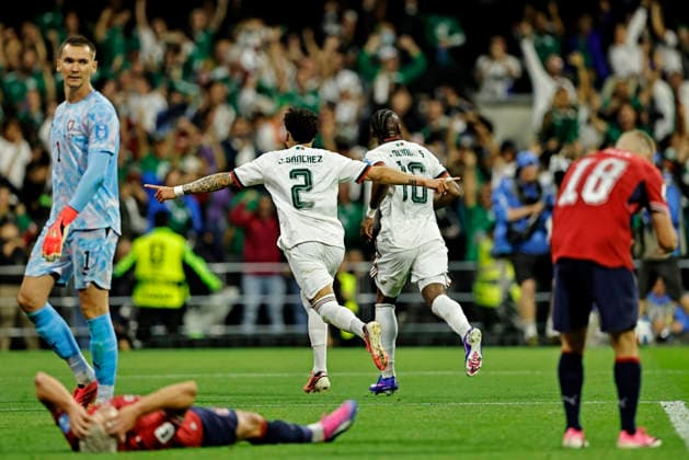 June 24, 2026, Mexico City, Mexico City, Mexico: Julian Quinones of Mexico celebrates after scoring the second goal of his team with Jorge Sanchez during the match between Mexico and Czech Republic for the 3st round of the group A of the FIFA World Cup, WM, Weltmeisterschaft, Fussball 2026, at Mexico City Stadium, in Mexico City, Mexico on June 24. 2026. Photo: DiaEsportivo FIFA World Cup 2026, Mexico Vs Czech Republic, Mexico City, Mexico  - ZUMAh208 20260624_zsp_h208_025 Copyright: xHeulerxAndreyx