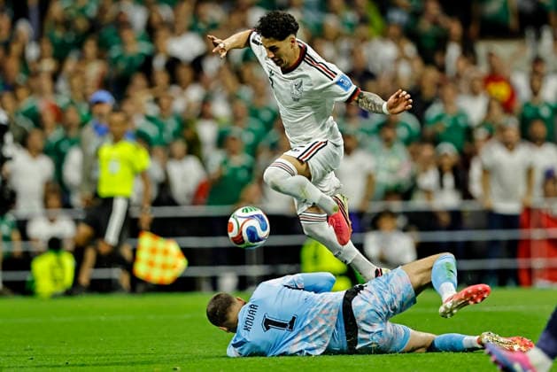 June 24, 2026, Mexico City, Mexico City, Mexico: Jorge Sanchez of Mexico battles for possession ball with goalkeeper Matej Kovar of Czech Republic during the match between Mexico and Czech Republic for the 3st round of the group A of the FIFA World Cup, WM, Weltmeisterschaft, Fussball 2026, at Mexico City Stadium, in Mexico City, Mexico on June 24. 2026. Photo: DiaEsportivo Mexico City Mexico - ZUMAh208 20260624_zsp_h208_016 Copyright: xHeulerxAndreyx
