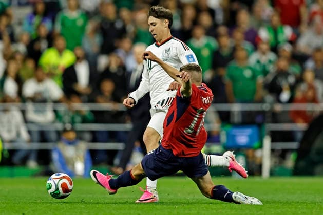 June 24, 2026, Mexico City, Mexico City, Mexico: Mateo ChoÂ¡vez of Mexico battles for possession ball with Michal Sadilek of Czech Republic during the match between Mexico and Czech Republic for the 3st round of the group A of the FIFA World Cup, WM, Weltmeisterschaft, Fussball 2026, at Mexico City Stadium, in Mexico City, Mexico on June 24. 2026. Photo: DiaEsportivo Mexico City Mexico - ZUMAh208 20260624_zsp_h208_017 Copyright: xHeulerxAndreyx