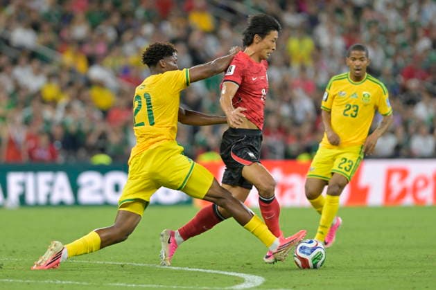 FIFA World Cup, WM, Weltmeisterschaft, Fussball 2026 - Group A - South Africa vs South Korea Ime Okon (L) of South Africa in action against with Paik Seung-ho (C) of South Korea during the FIFA World Cup 2026 group stage match South Africa against South Korea in Monterrey, Mexico, 24 June 2026. Monterrey Mexico  Copyright: xMIGUELxSIERRAx
