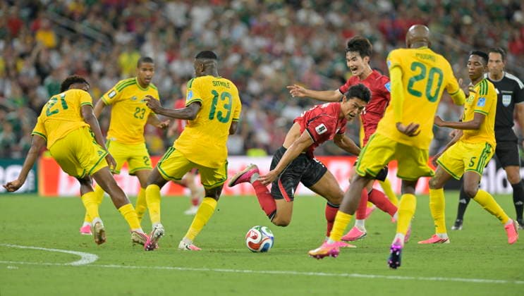 FIFA World Cup, WM, Weltmeisterschaft, Fussball 2026 - Group A - South Africa vs South Korea Cho Gue-sung (C) of South Korea in action among players of South Africa during the FIFA World Cup 2026 group stage match South Africa against South Korea in Monterrey, Mexico, 24 June 2026. Monterrey Mexico  Copyright: xMIGUELxSIERRAx