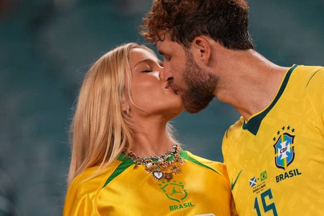 Léo Pereira (R) from Brazil greets Karoline Lima at the end of a match during the FIFA World Cup, WM, Weltmeisterschaft, Fussball 2026 group stage match Scotland against Brazil at Hard Rock Stadium in Miami, United States, 24 June 2026. FIFA World Cup 2026 - Group C - Scotland vs. Brazil !ACHTUNG: NUR REDAKTIONELLE NUTZUNG!  Copyright: xAlbertoxBoalx GR4348 20260625-55020700684_1