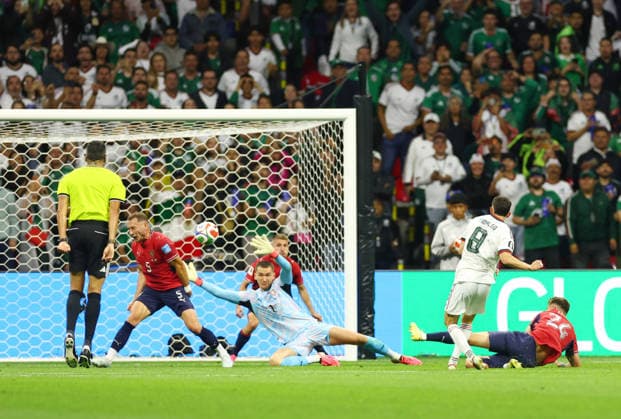 Mexico s Alvaro Fidalgo (8) scores a goal past Czechia s goalkeeper Matej Kovar in the second half of a FIFA World Cup, WM, Weltmeisterschaft, Fussball match at Mexico City Stadium in Mexico City, Mexico, on Wednesday, June 24, 2026.  MEX20260624817 CHRISTIANxBRUNSKILL