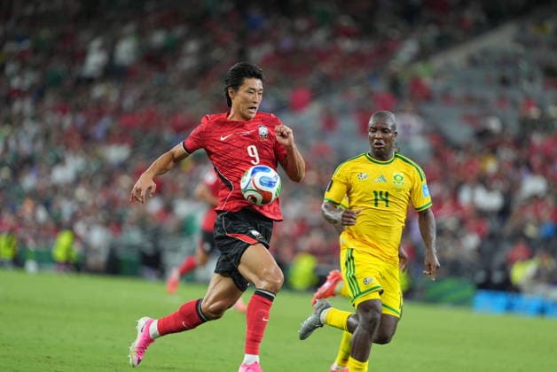 South Africa v South Korea - FIFA World Cup, WM, Weltmeisterschaft, Fussball 2026 - Group A MONTERREY, MEXICO - JUNE 24: Cho Gue-sung (9) of South Korea in action against Mbekezeli Mbokazi (14) of South Africa during the 2026 FIFA World Cup First Stage Group A match between South Africa and South Korea at Estadio BBVA (Monterrey Stadium) in Monterrey, Mexico on June 24, 2026. Juancho Torres Anadolu Nuevo Leon Mexico. Editorial use only. Please get in touch for any other usage.  Copyright: x2026xAnadoluxJuanchoxTorresx