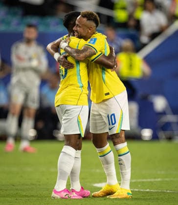 Endrick of Brazil (L) hugs Neymar of Brazil (R) during a FIFA Men’s World Cup 2026 Group Stage football match between Scotland and Brazil at Miami Stadium, in Miami Gardens on June 24th 2026 (Photo by Ricardo Nogueira SPP)  Copyright: xRicardoxNogueira SPPx Sportspressphoto_SPR176094