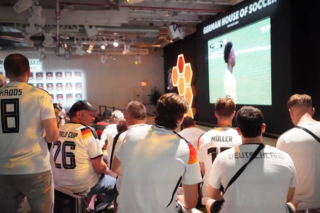 Watch Party der Deutschen Fans im German House of Soccer - New York 24.06.2026: Times Square Fan Aufmarsch vor Deutschland gegen Ecuador *** Watch Party for German Fans at the German House of Soccer, New York, June 24, 2026: Times Square Fan March Ahead of Germany vs. Ecuador