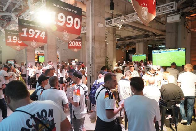 Party der Deutschen Fans im German House of Soccer - New York 24.06.2026: Times Square Fan Aufmarsch vor Deutschland gegen Ecuador *** German Fans Party at the German House of Soccer, New York, June 24, 2026: Times Square Fan March Ahead of Germany vs. Ecuador
