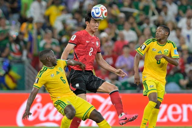 FIFA World Cup, WM, Weltmeisterschaft, Fussball 2026 - Group A - South Africa vs South Korea Aubrey Modiba (L) of South Africa in action against Lee Han-beom (C) of South Korea during the FIFA World Cup 2026 group stage match South Africa against South Korea in Monterrey, Mexico, 24 June 2026. Monterrey Mexico  Copyright: xMIGUELxSIERRAx