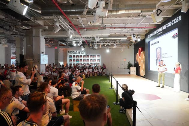 Julia Simic tritt als Expertin bei der Party der Deutschen Fans im German House of Soccer auf - New York 24.06.2026: Times Square Fan Aufmarsch vor Deutschland gegen Ecuador *** Julia Simic will appear as an expert at the German Fans Party at the German House of Soccer on June 24, 2026, in Times Square, ahead of the Germany vs. Ecuador match.