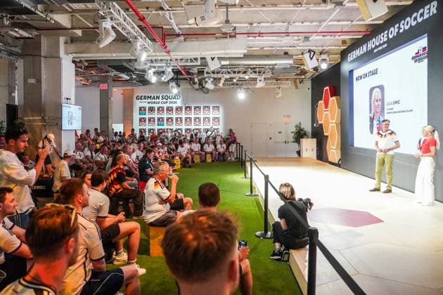 Julia Simic tritt als Expertin bei der Party der Deutschen Fans im German House of Soccer auf - New York 24.06.2026: Times Square Fan Aufmarsch vor Deutschland gegen Ecuador *** Julia Simic will appear as an expert at the German Fans Party at the German House of Soccer on June 24, 2026, in Times Square, ahead of the Germany vs. Ecuador match.