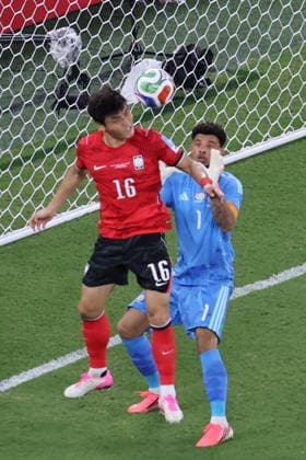 FIFA World Cup, WM, Weltmeisterschaft, Fussball 2026 - Group A - South Africa vs South Korea South Korea s Park Jin-seop (L) attempts to score with a header during the second half of a World Cup Group A football match against South Africa at Estadio Monterrey in Monterrey, Mexico, 24 June 2026. Monterrey Mexico  Copyright: xYONHAPx