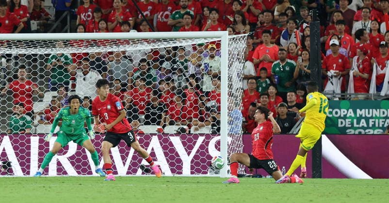 FIFA World Cup, WM, Weltmeisterschaft, Fussball 2026 - Group A - South Africa vs South Korea South Africa s Thapelo Maseko (R) scores a goal during the second half of a World Cup Group A football match against South Korea at Estadio Monterrey in Monterrey, Mexico, 24 June 2026. Monterrey Mexico  Copyright: xYONHAPx