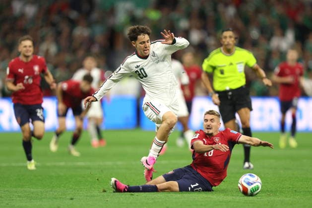 FIFA World Cup, WM, Weltmeisterschaft, Fussball 2026 - Group A - Czech Republic vs Mexico Michal Sadilek (Below) of Czech Republic vies for the ball with Mateo Chavez of Mexico during the FIFA World Cup 2026 group stage match Czech Republic against Mexico in Mexico City, Mexico, 24 June 2026. MEXICO CITY Mexico  Copyright: xISAACxESQUIVELx